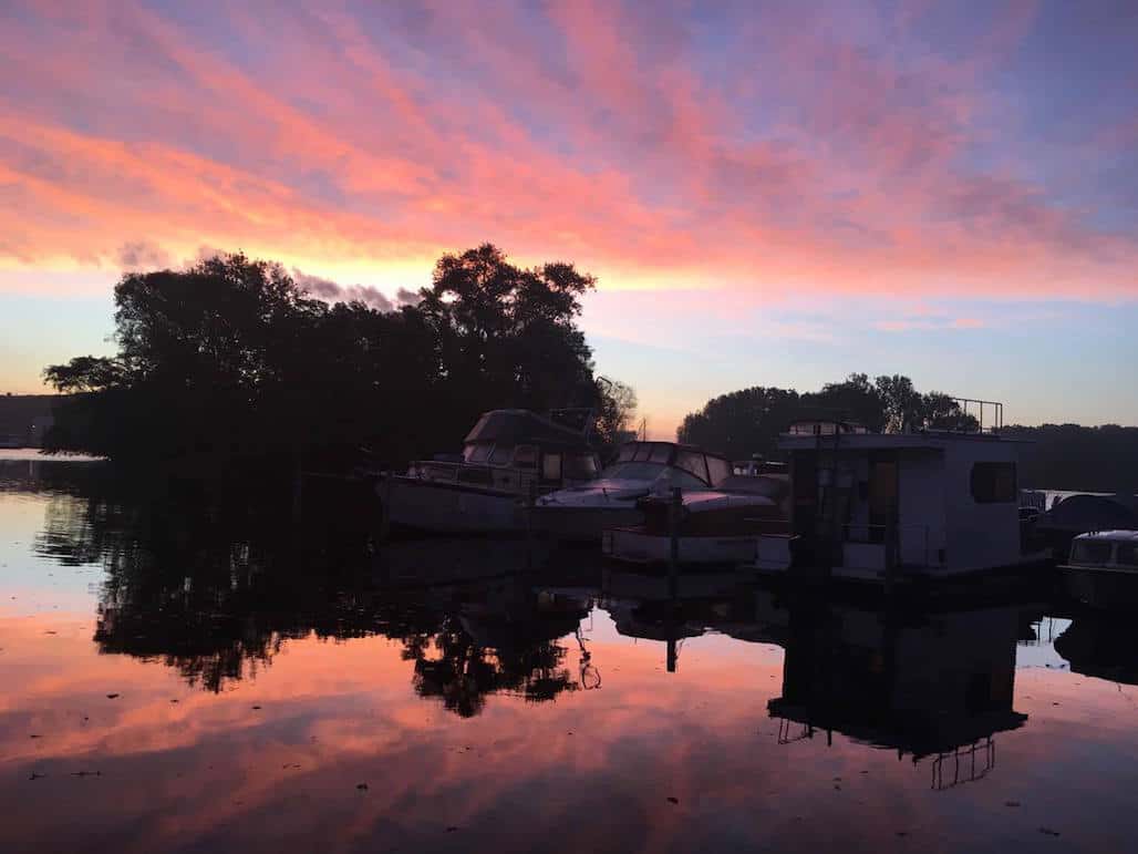 Pinker Sonnenaufgang über der Rummelsburger Bucht in Berlin