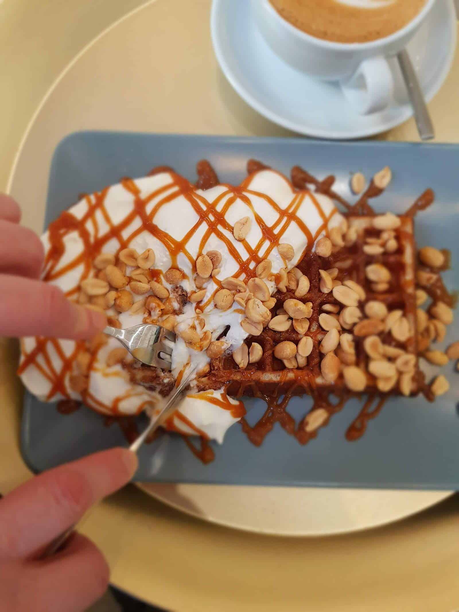Waffel mit Karamell und Erdnüssen Calm Coffee Berlin
