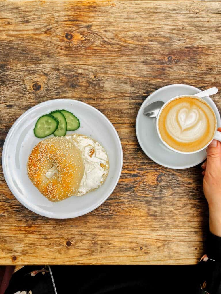 cafe friedrichshain books and bagels