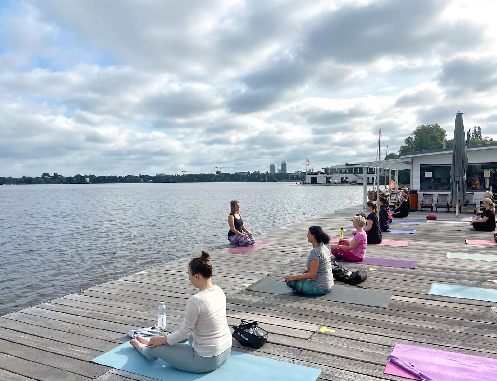 hamburg yoga an der alster mit wasserblick