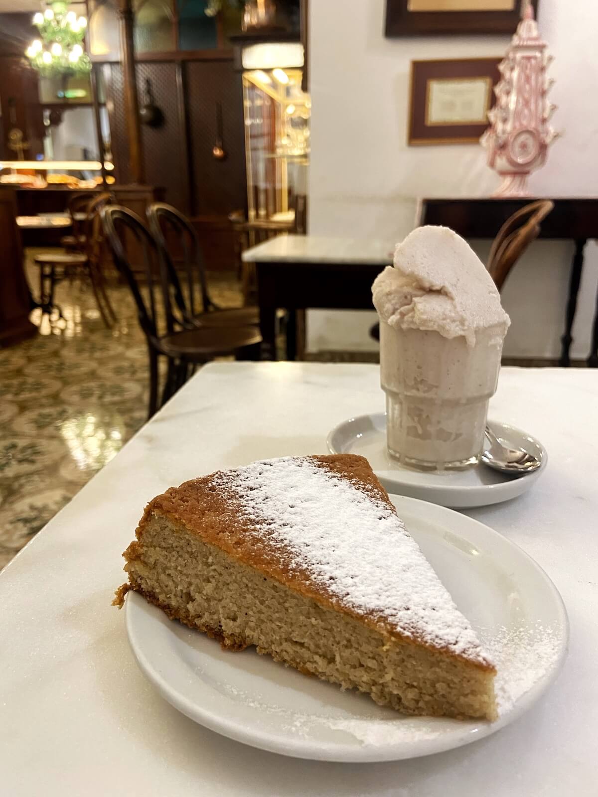 Traditionelles Café Palma: Mallorquinischer Mandelkuchen in Begleitung mit Mandeleis