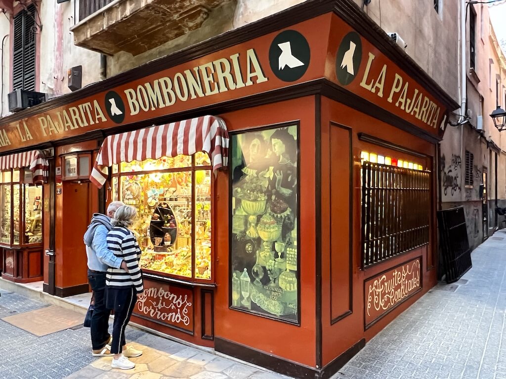 Schaufensterauslage zu Ostern bei "La Pajarita" in Palma de Mallorca