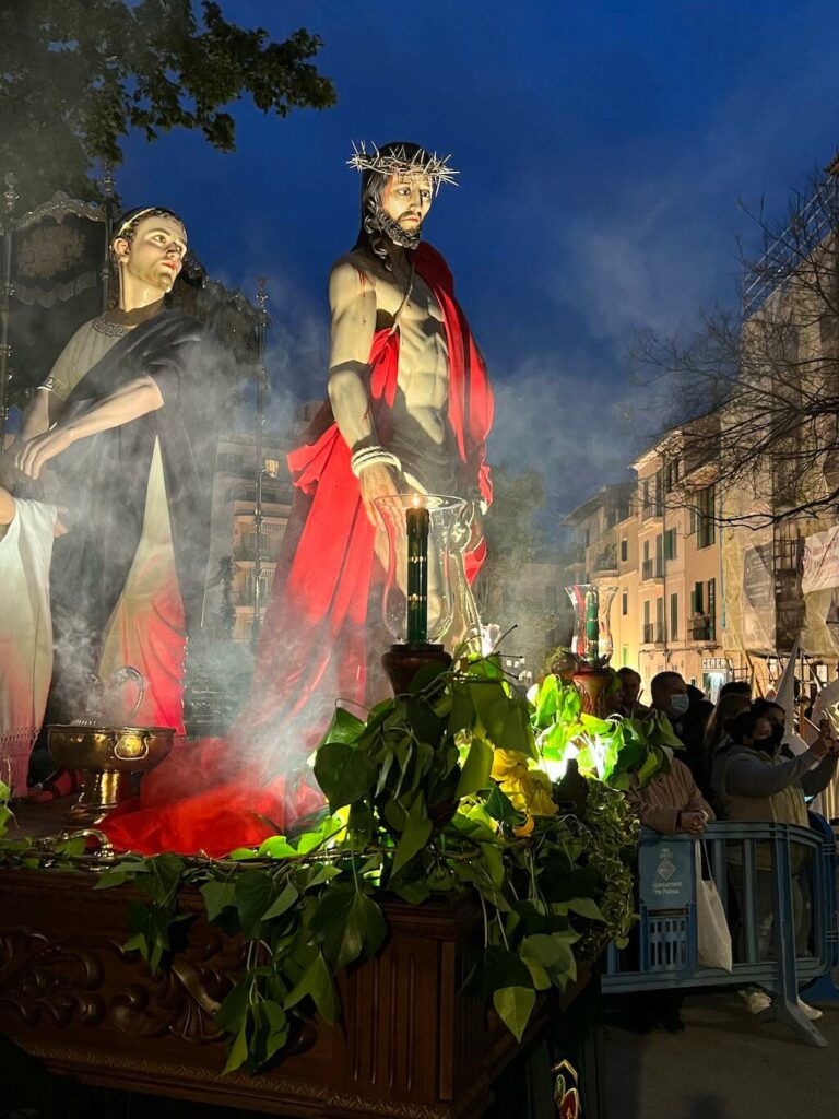 Altäre mit überlebensgroßen Heiligenfiguren werden am Gründonnerstag durch die Straßen von Palma getragen