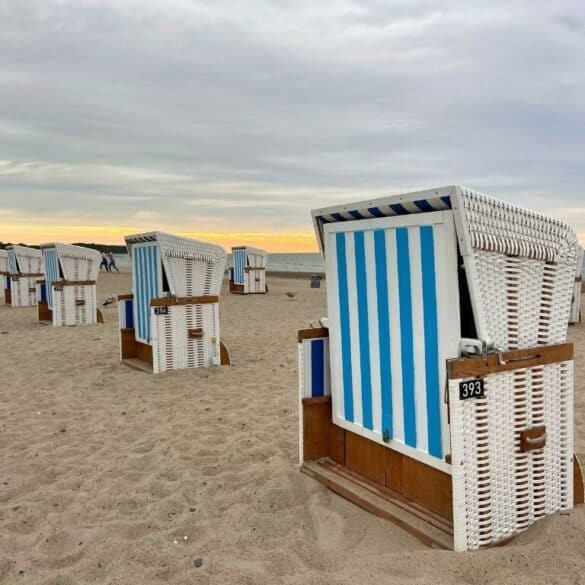 Warnemünde am Strand mit Strandkörben