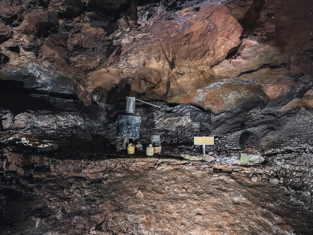 Display einer illegalen Moonshine Brennerei in den Craig Caverns in East Tennessee