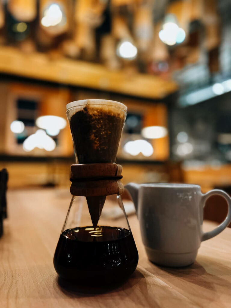 Handgebrühter Kaffee beim Frühstück im Bio Restaurant Strandgut in Schmilka