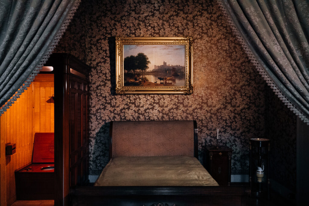 Schlafzimmer von Queen Victoria mit WC auf Schloss Ehrenburg