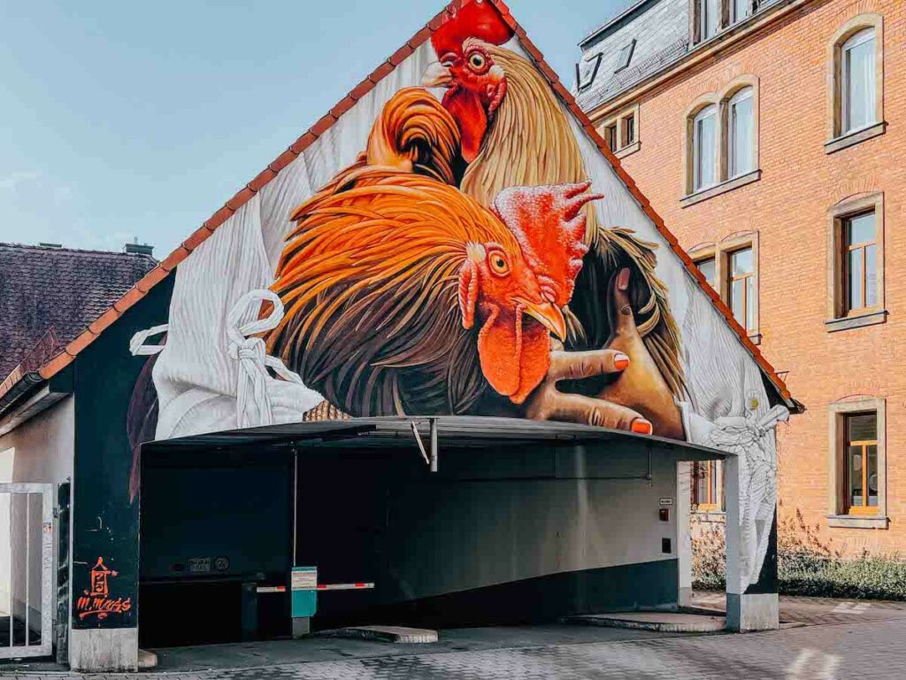 Mural "Die Hähne" von Matthias Mross in Bayreuth