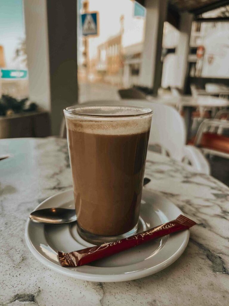 Kaffee trinken in Spanien Café con leche im Glas