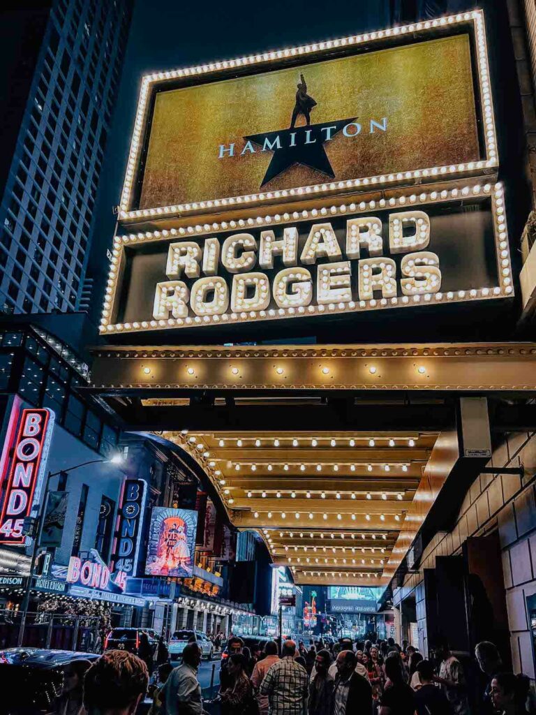 Das Richard Rogers Theatre liegt, wie die meiste Broadway-Theater, nicht direkt auf dem Broadway