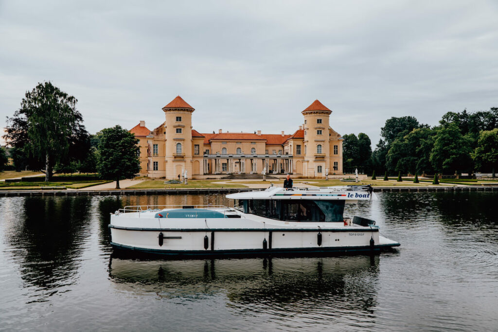 Hausboot von Le Boat vor dem Rheinsberger Schloss