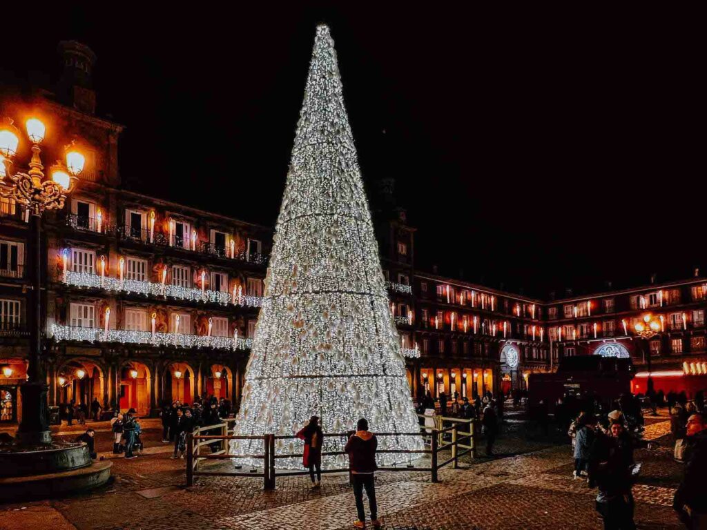 Weihnachtsbaum auf der Plaza Mayor Madrid