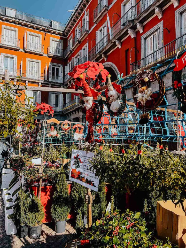 Stand auf dem Weihnachtsmarkt auf der Plaza Mayor in Madrid