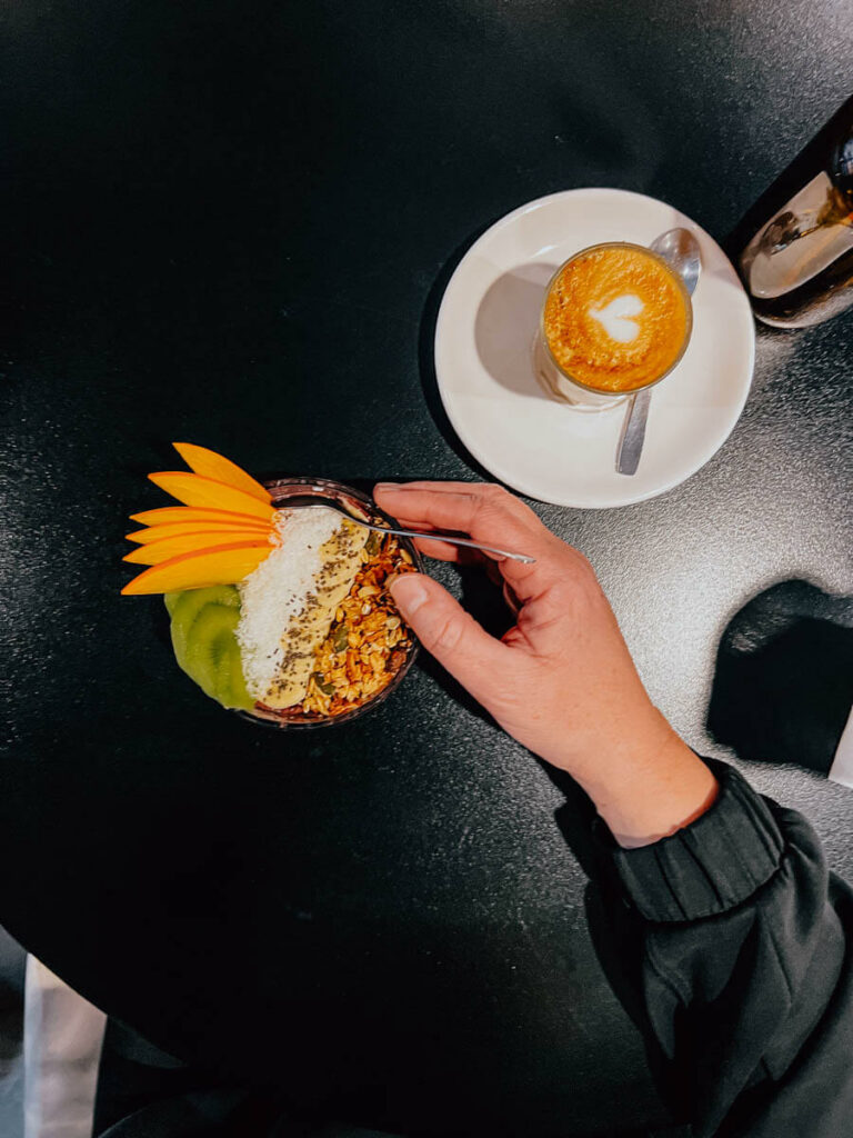 granola bowl im cafe bacan in palma dem besten cafe