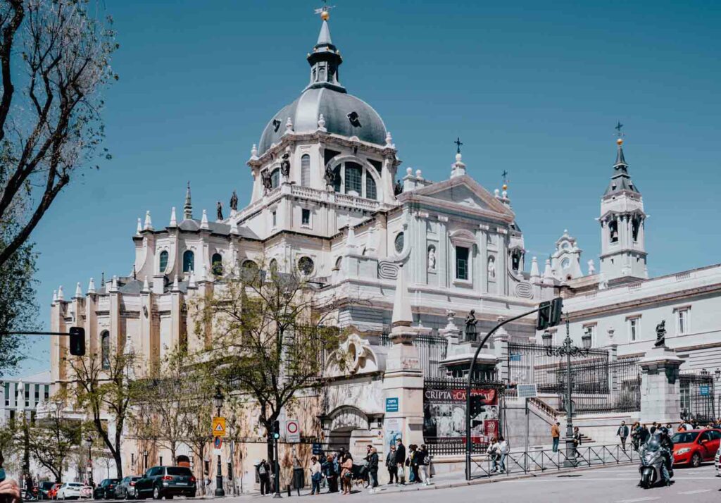 madrid sehenswürdigkeiten almudena kathedrale