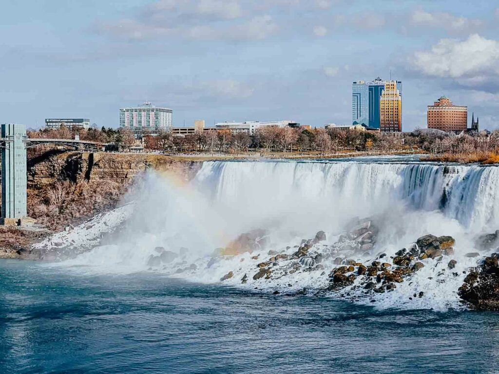 Niagarafälle mit Regenbogen amerikanische Seite