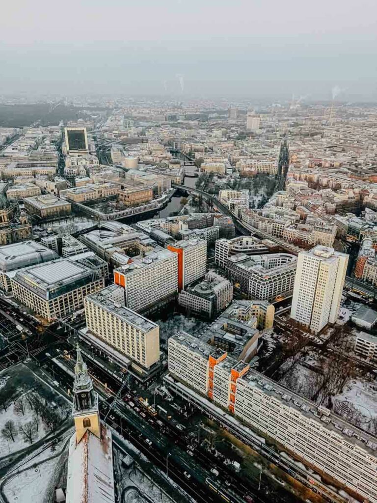 Fernsehturm Berlin Restaurant Aussicht vom Tisch mit Fensterblick