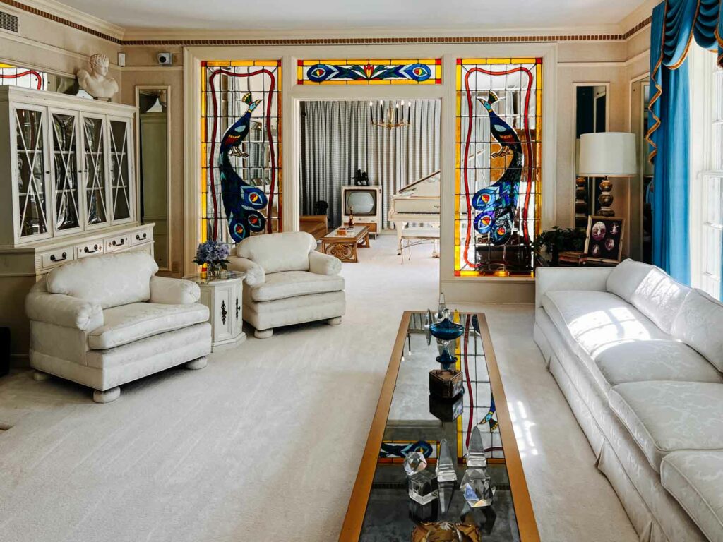 Das Wohnzimmer von Elvis in Graceland