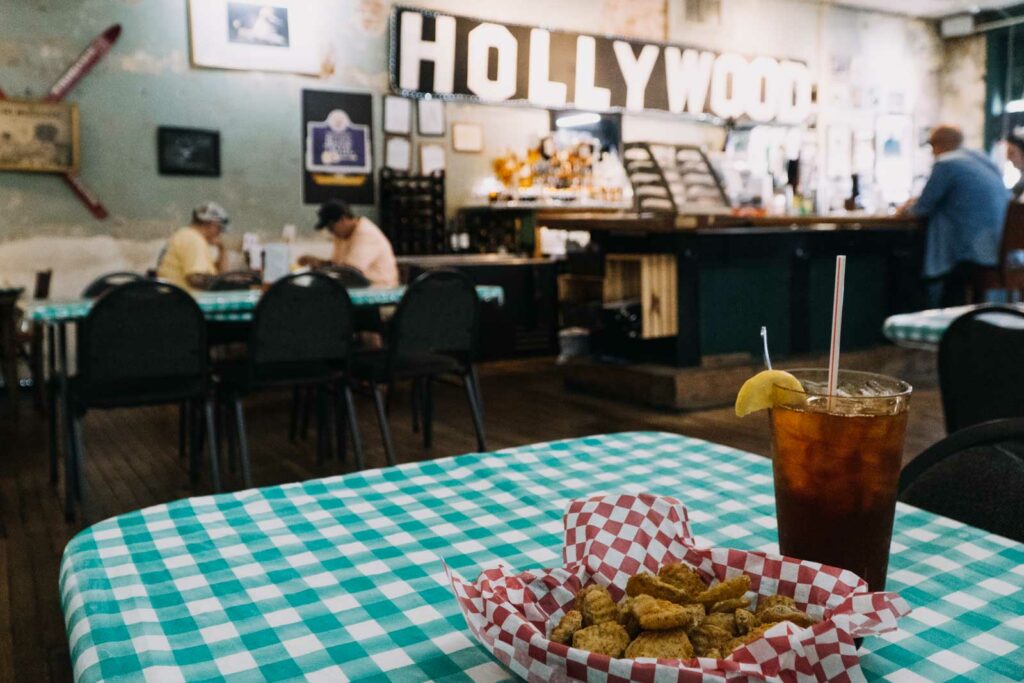 Fried Pickles, die Spezialität die im Hollywood Café erfunden wurde