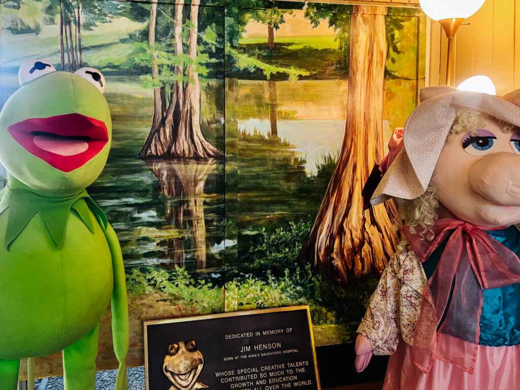 Kermit und Miss Piggy im Kermit Birthplace Museum Leland Mississipi