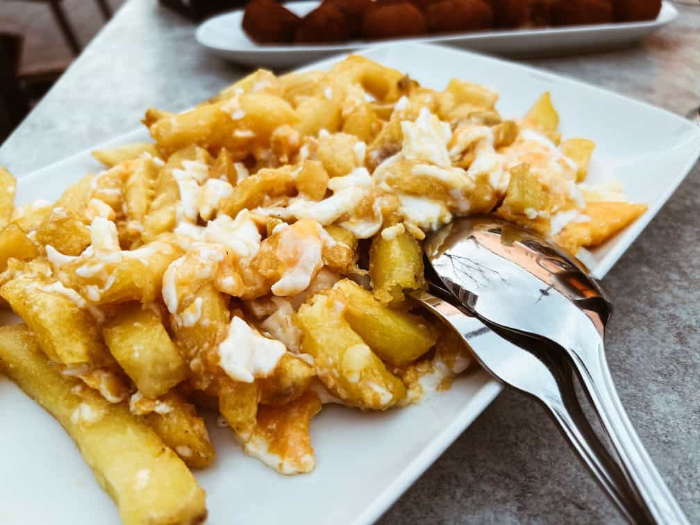 typisches gericht aus madrid huevos rotos