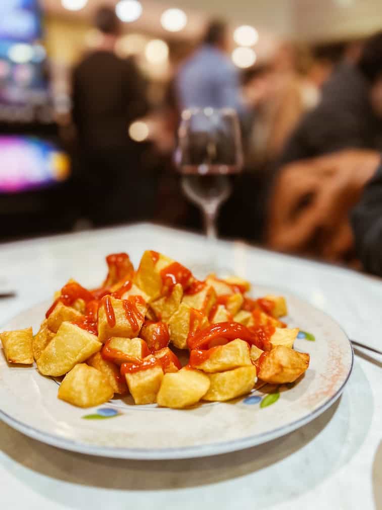 typisches essen madrid patatas bravas