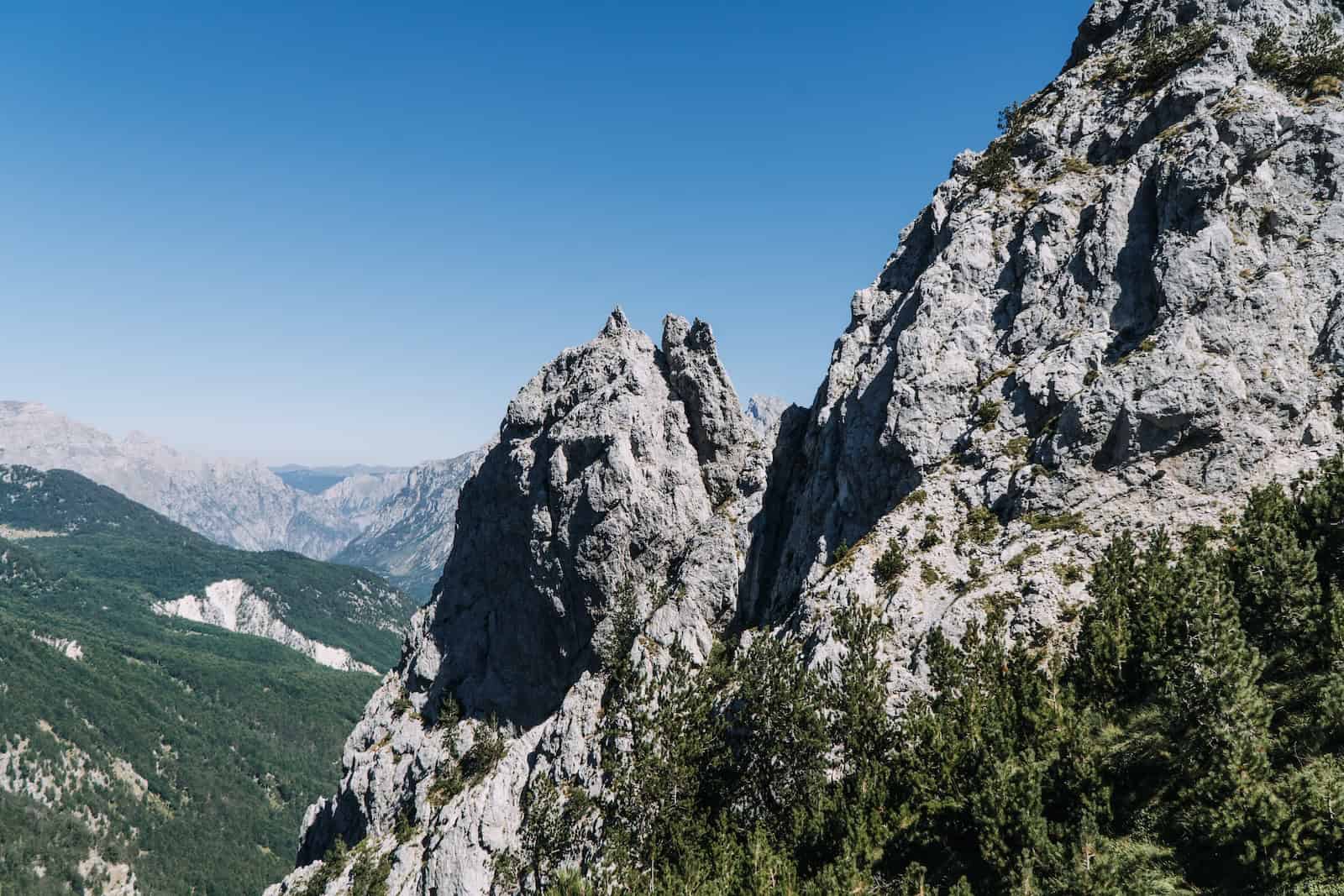 Felsformationen am Weg hinauf zum Valbona-Pass auf Etappe 1 des Balkan Trails
