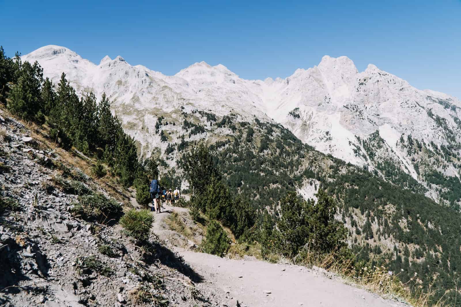 Wanderweg am Hang mit Blick auf die Gipfel der Albanischen Alpen vor dem Valbona-Pass