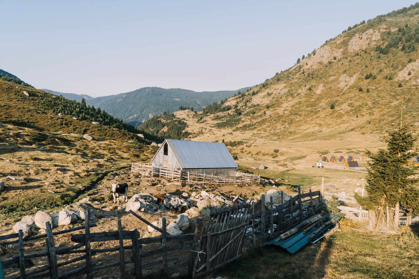 Schafgehege und Steinhütte in einem Hochtal auf Etappe 3 des Balkan Trails