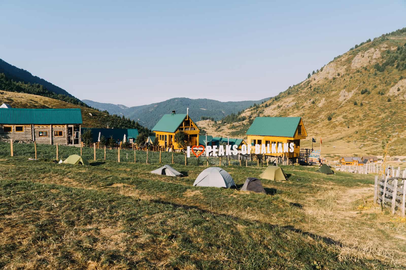Berghütten und Zelte auf einer Hochebene, Camp auf Etappe 3