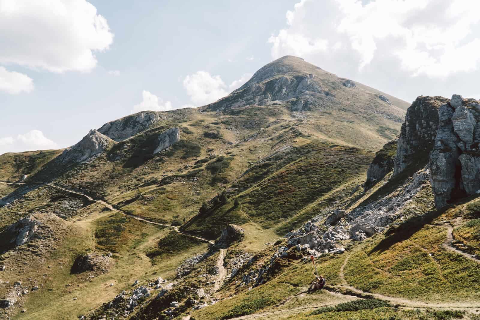 Gipfel über dem Wanderweg im Dreiländereck von Albanien, Kosovo und Montenegro
