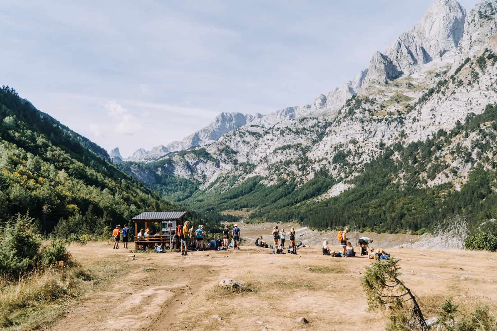 Rastplatz der Wandergruppe vor dem Bergpanorama auf Etappe 5