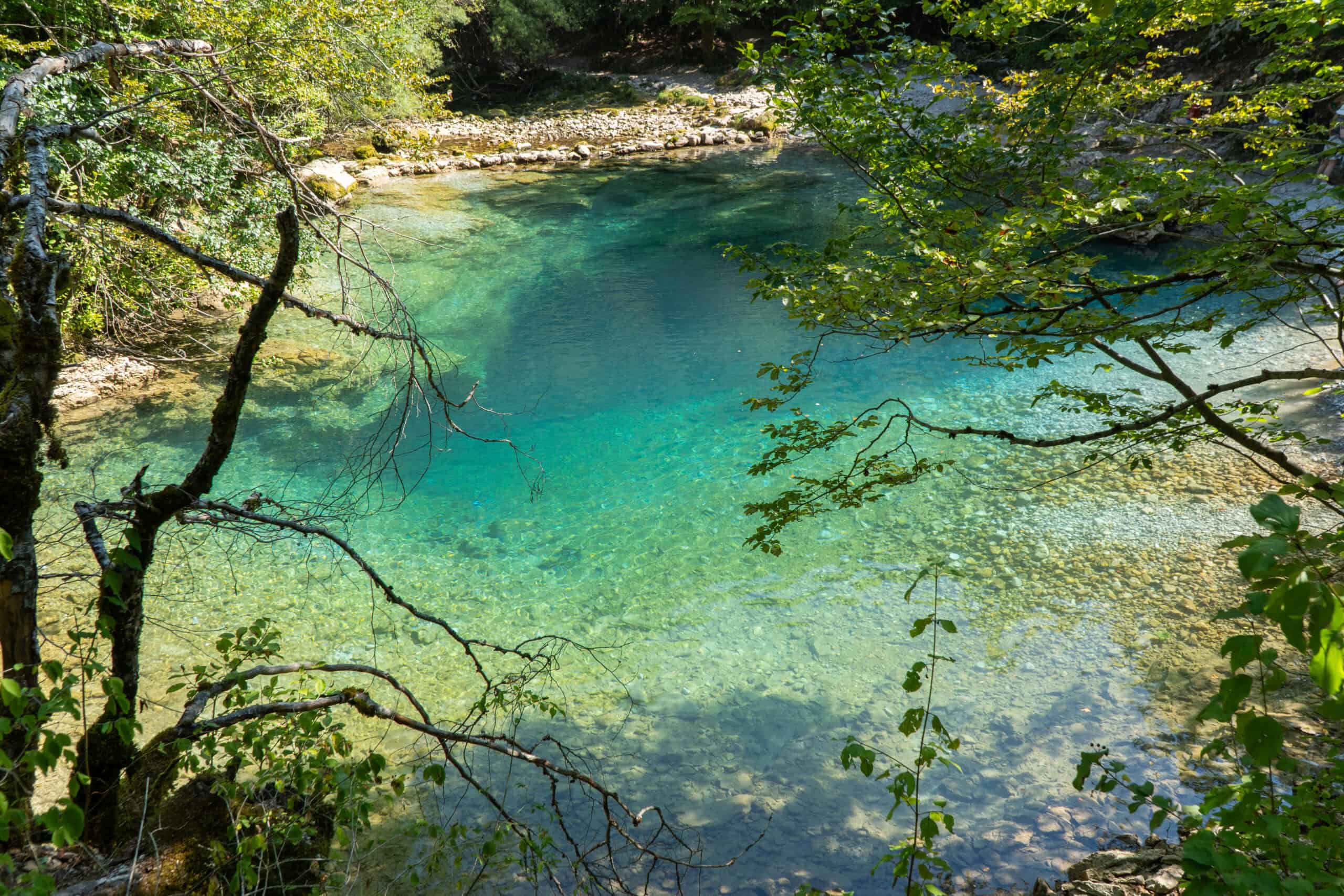Türkisfarbener Quelltopf Oko Skakavice, das Blue Eye von Vusanje in Montenegro