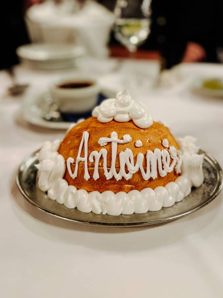 Baked Alaska mit der Aufschrift Antoine's auf einem Teller