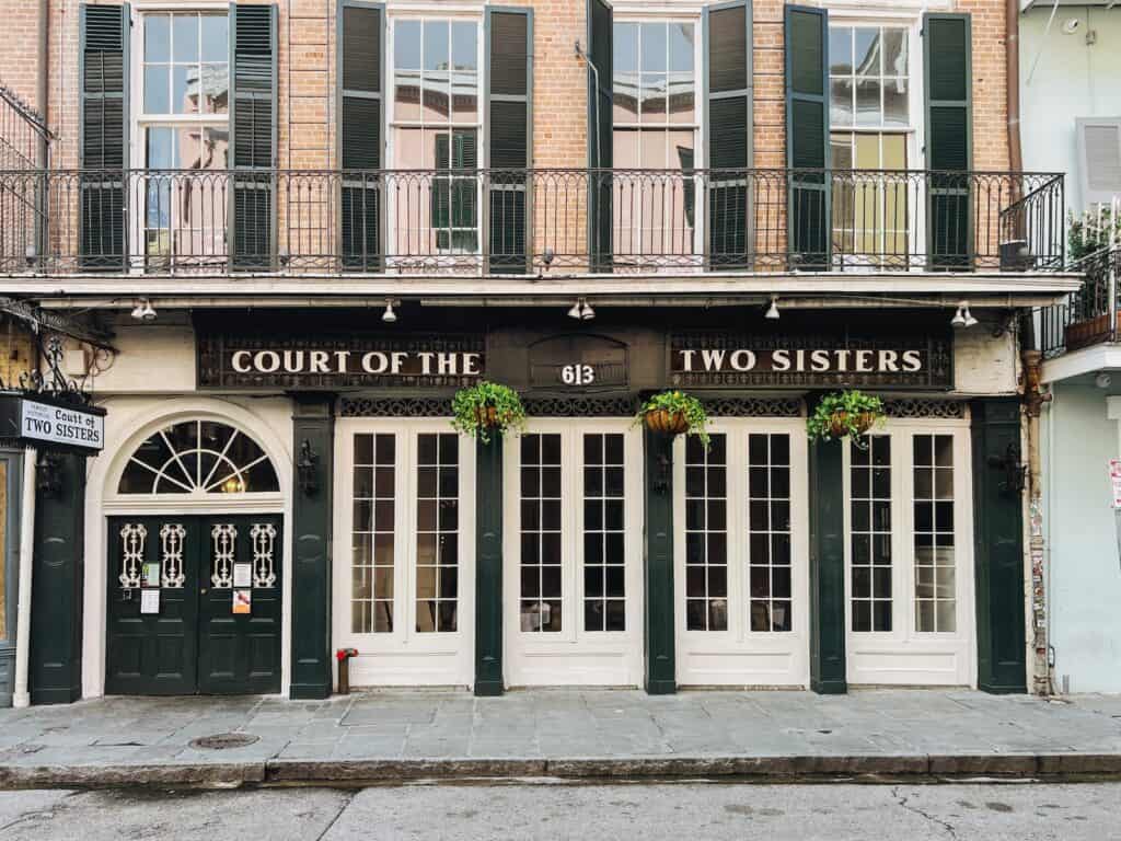 Fassade des Restaurants Court of Two Sisters in der Royal Street in New Orleans