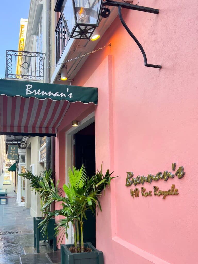 Rosa Fassade mit grün-rot gestreifter Markise des Restaurants Brennan's in der Royal Street im French Quarter