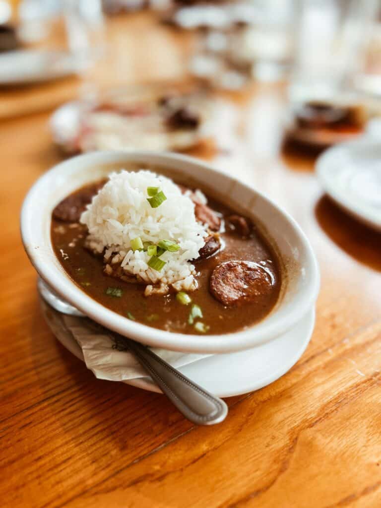 Gumbo mit einer Kugel Reis in einer weißen Schale