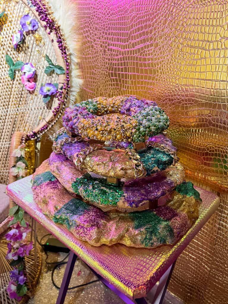 King-Cake-Skulptur in Lila, Grün und Gold als Kunstwerk in der JamNOLA-Galerie