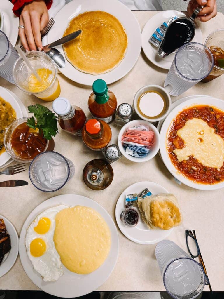 Frühstückstisch mit mehreren Tellern bei Mother's Restaurant, von oben fotografiert