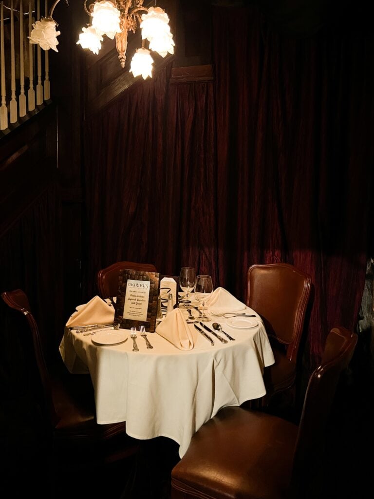 Gedeckter Tisch in einem dunkel gehaltenen Speisesaal im Muriel's Jackson Square