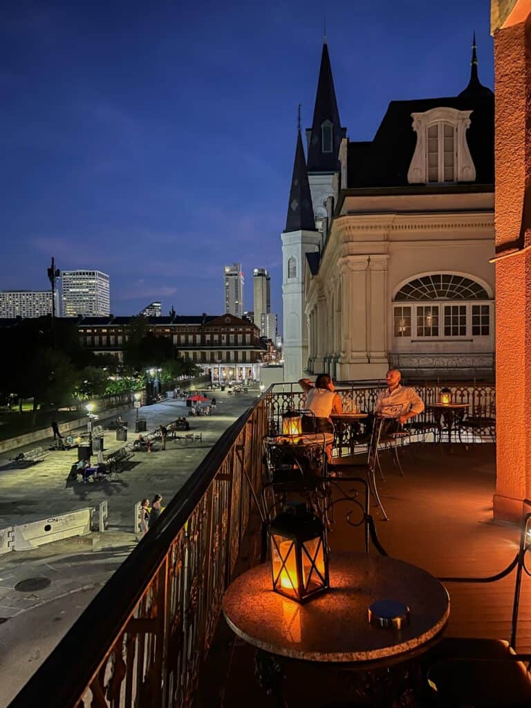 Balkon des Muriel's mit Blick auf den Jackson Square in der Abenddämmerung