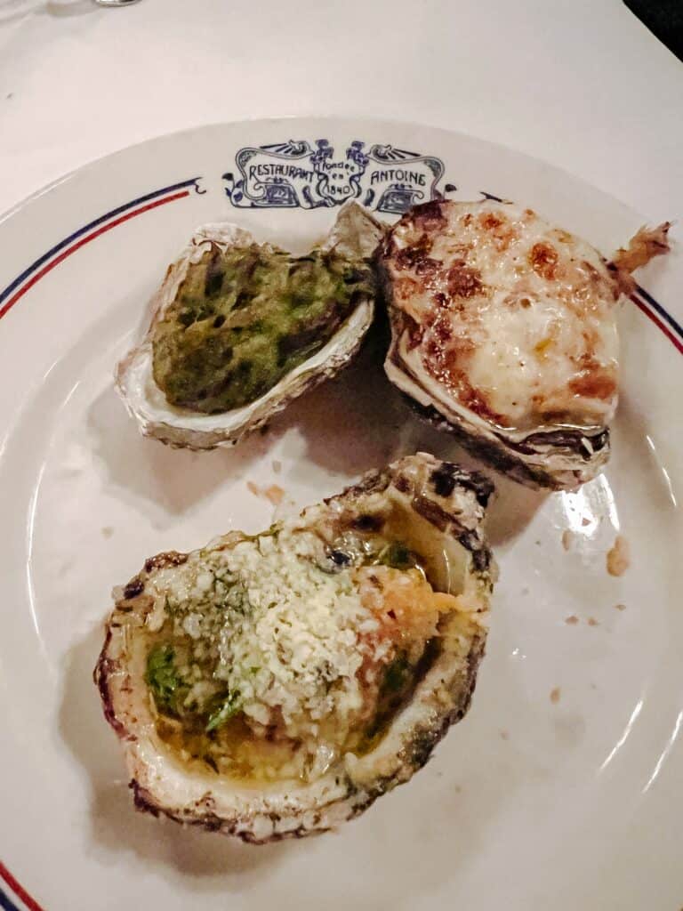 Drei überbackene Oysters Rockefeller auf Halbschalen