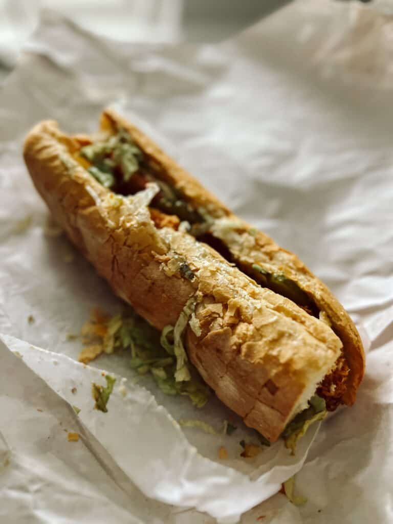 Aufgeschnittener Po'Boy auf Einwickelpapier