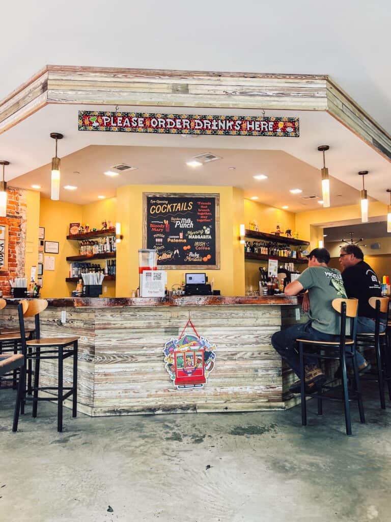 Bar mit Hockern und Kreidetafel im Ruby Slipper Cafe