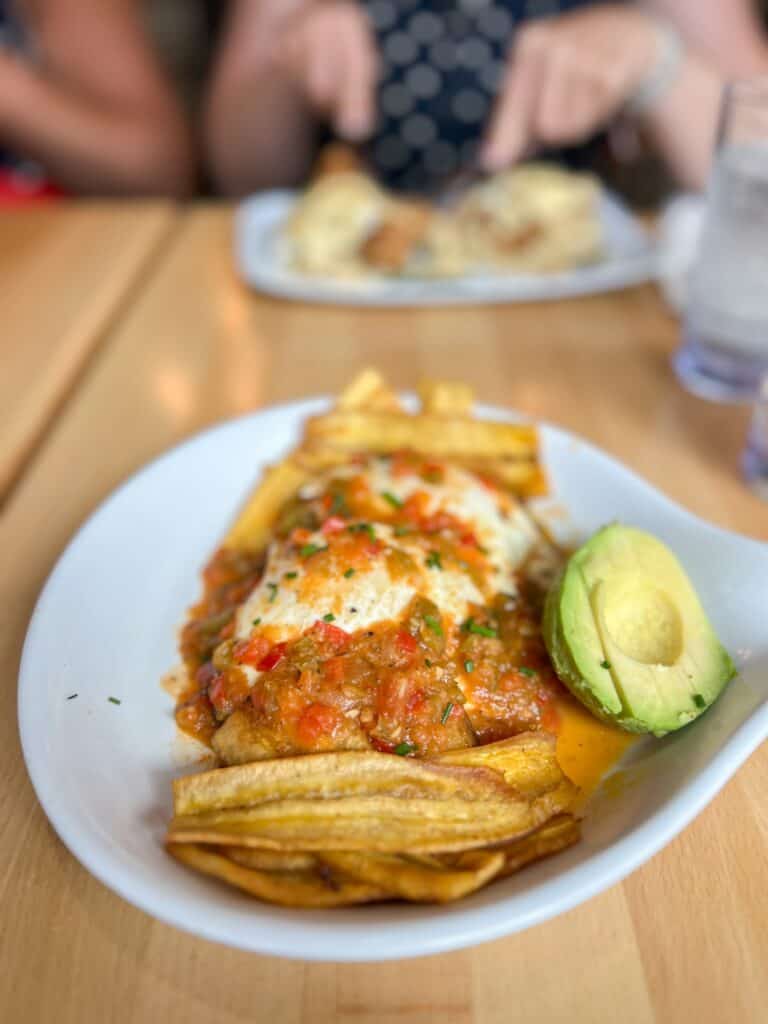 Costa Rican Breakfast mit Eiern, roter Salsa, gebratenen Kochbananen und Avocado im Ruby Slipper Cafe