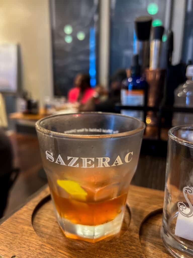 Sazerac im Glas mit Aufdruck auf einer Bar im Sazerac House